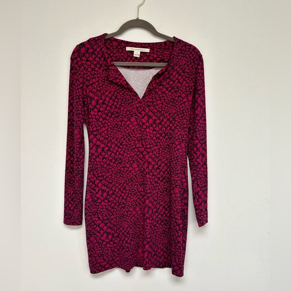 Diane Von Furstenberg magenta pebble print
Reina shift dress Size 2 DVF - Picture 4 of 10